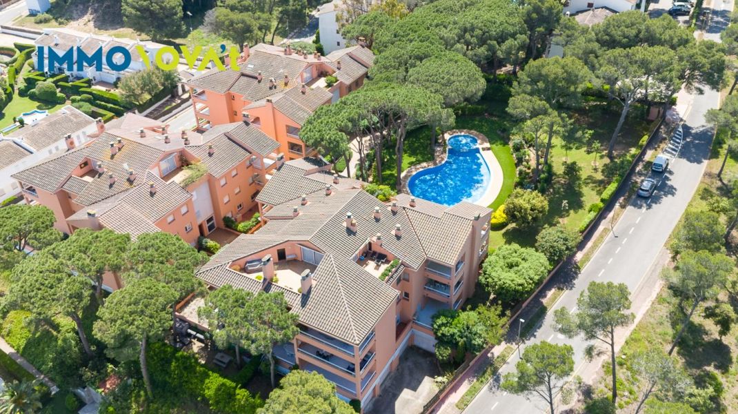 An apartment in Pals to escape from it all… or to turn into a business. You choose.