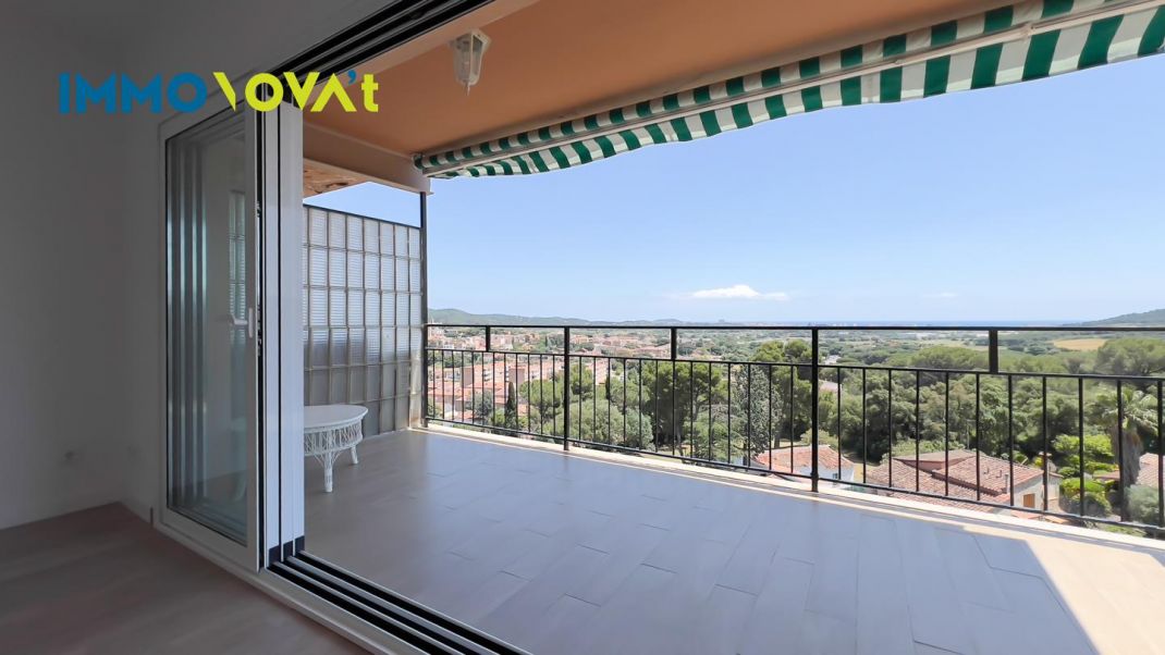 Renovated apartment with sea views