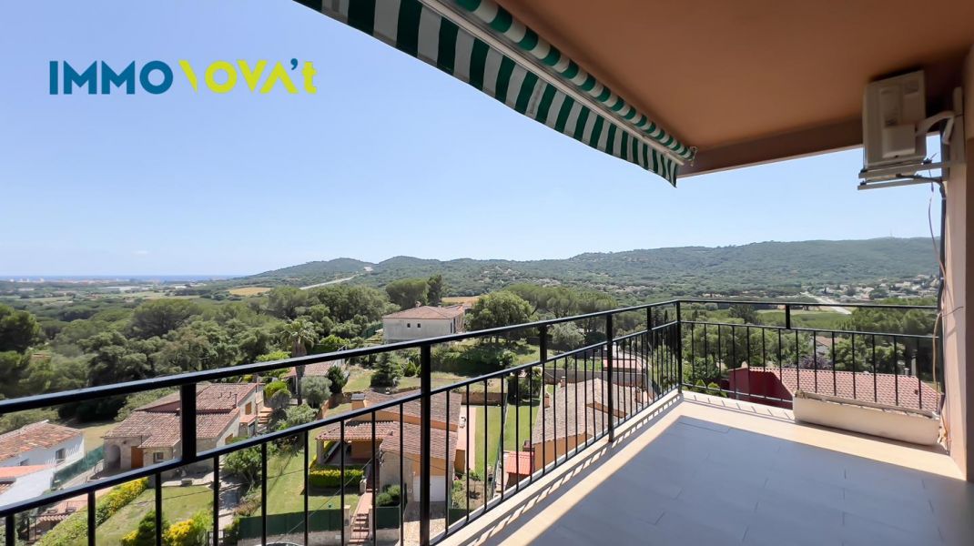 Renovated apartment with sea views