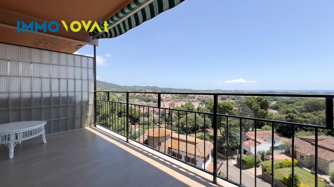 Renovated apartment with sea views