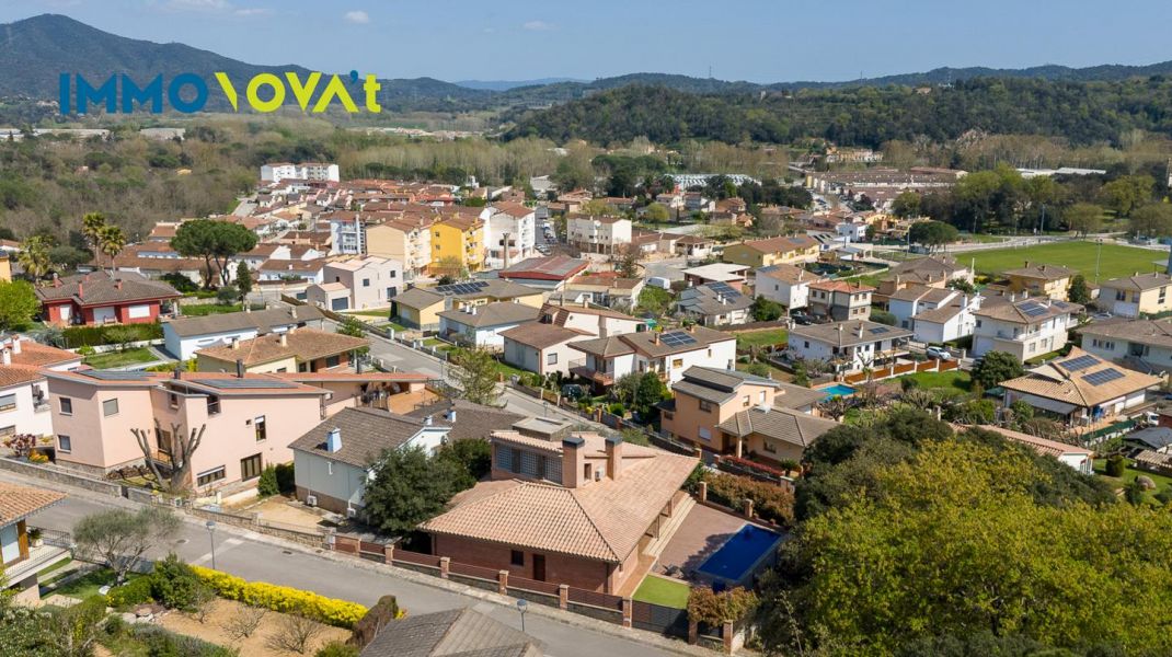 Casa a Bonmatí amb piscina, llum i natura