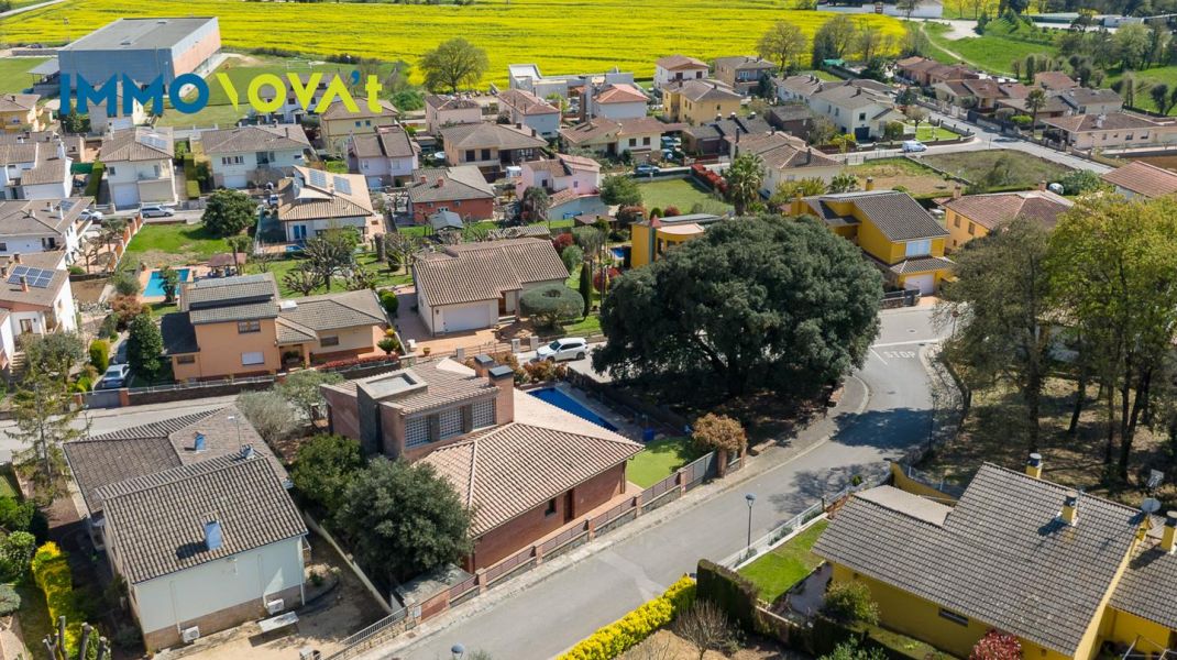 Casa a Bonmatí amb piscina, llum i natura