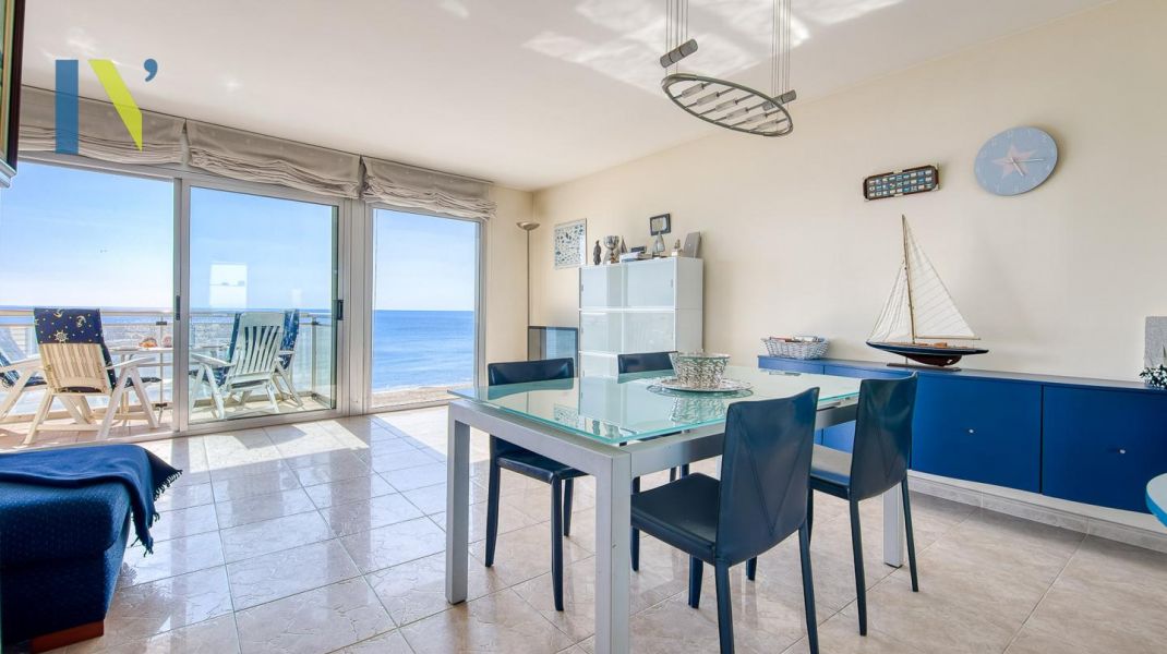 SEAFRONT APARTMENT WITH TOURIST LICENSE AND PK