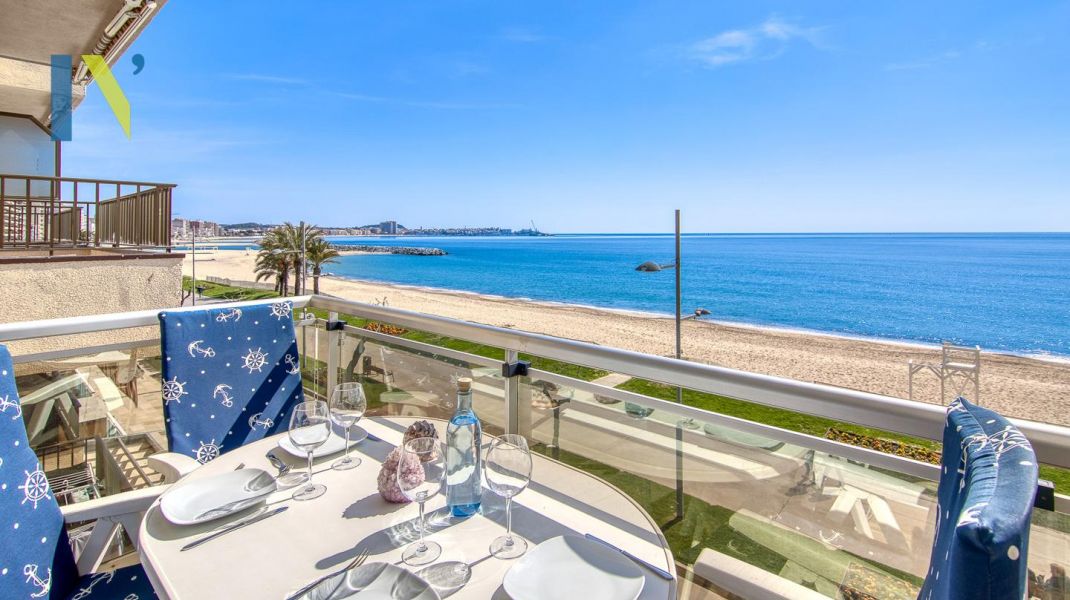 SEAFRONT APARTMENT WITH TOURIST LICENSE AND PK